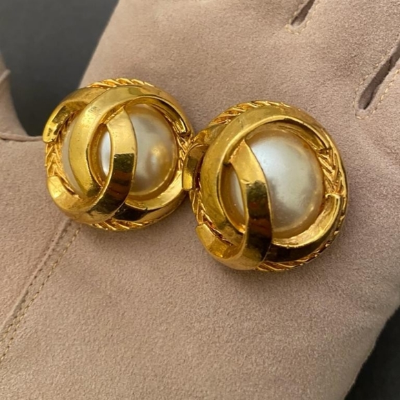 Authentic CHANEL Gold Plated CC Logo Faux Pearl V - Picture 3 of 7
